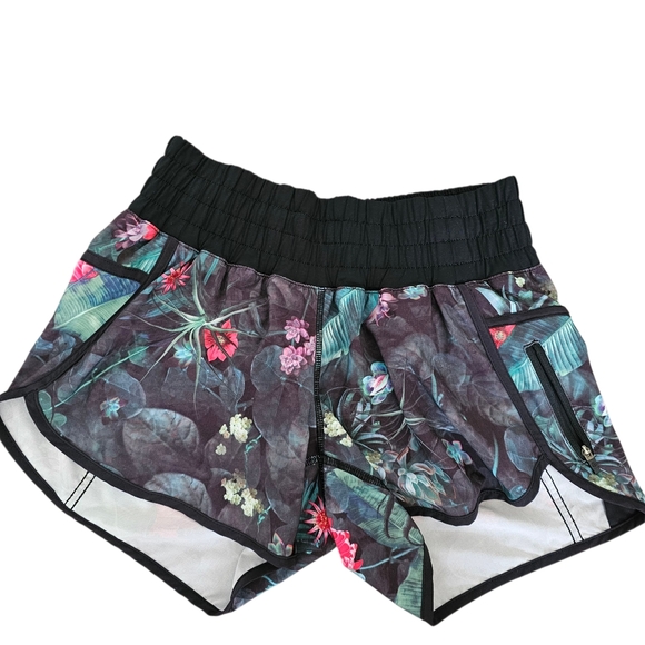 Lululemon Tracker Short II Curious Jungle 4” Size 6 Womens - Picture 1 of 7